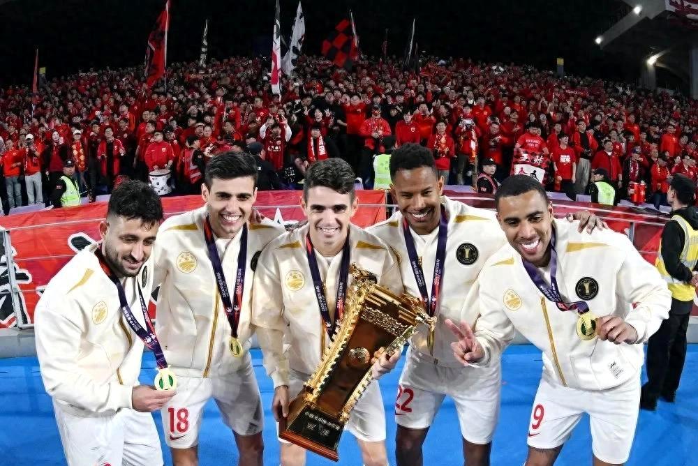 挑战极限足球赛事精湛非凡，国内球员拼得火热