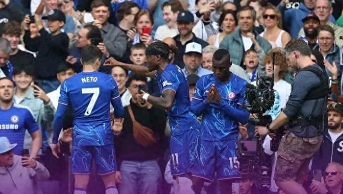 一场胶着的比赛,双方在最后时刻展开激烈争夺 一场胶着的比赛,双方在最后时刻展开激烈争夺