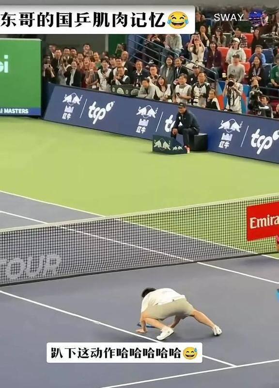 震撼！费德勒在乒乓球赛场夺冠！