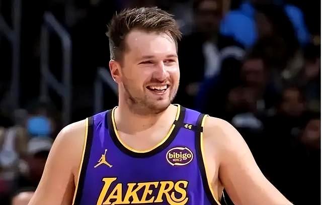 东契奇绝杀时刻,状态爆棚点燃赛场,掀起高潮迎来胜利! 东契奇绝杀时刻,状态爆棚点燃赛场,掀起高潮迎来胜利!